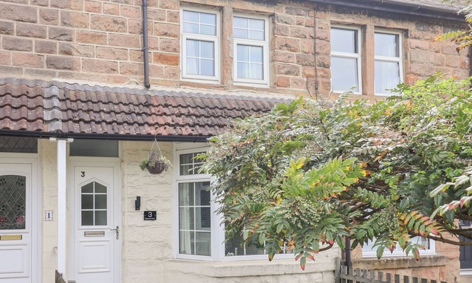 Harrogate Cottage | 3 GLENDOWNE TERRACE, pet friendly, with hot tub in Harrogate