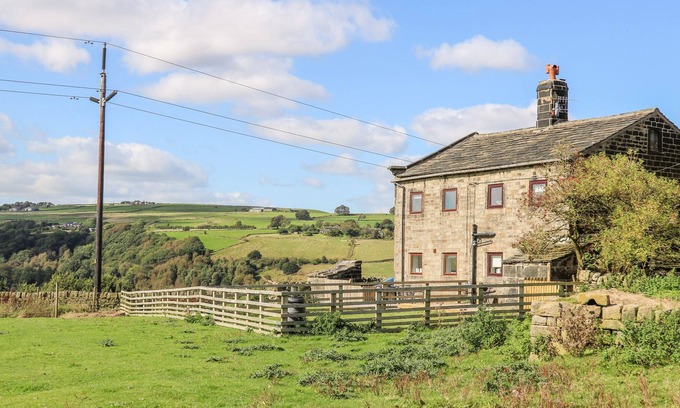 Hebden Bridge House | 3 HORSEHOLD, pet friendly, character holiday cottage in Hebden Bridge