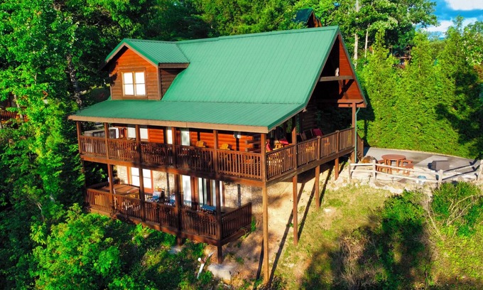 Black Bear Falls Cabin | 3 K Suites, Best Views, 2.5 m fr downtown! Sept 6-12 now open! 225 NT!+20% OFF!