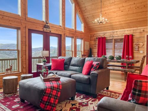 Wolf Laurel House | 3 Kings 4 bunks-sleeps 10-Smart TV x6-parking out front-Full Kitchen-Hot Tub