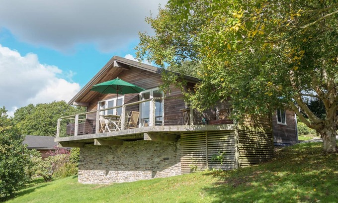 Looe House | 3 LAKE VIEW, pet friendly, with hot tub in Lanreath