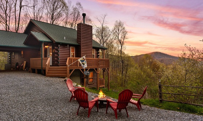 Settlers Ridge House | 3 Master Suites - Long Mountain Views Every Room - Gated - Fire Pit - Fire Place