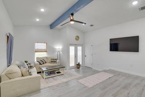 Galveston Apartment | 3 Mi to Bolivar Beach Quiet Condo with Balcony