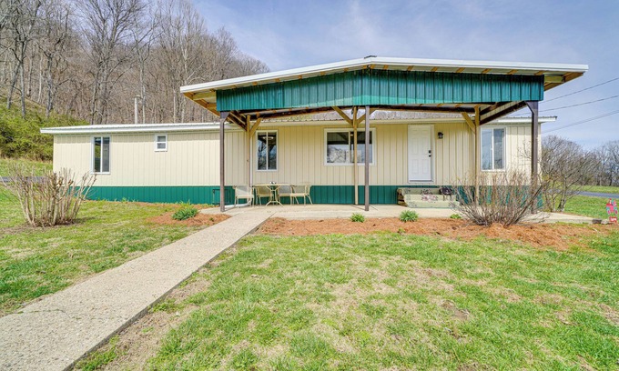 Bridgeport House | 3 Mi to Caesars Casino: Indiana Retreat w/Patio!