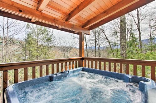 Black Bear Falls House | 3 Mi to Gatlinburg Cabin with Deck and Pool Table!