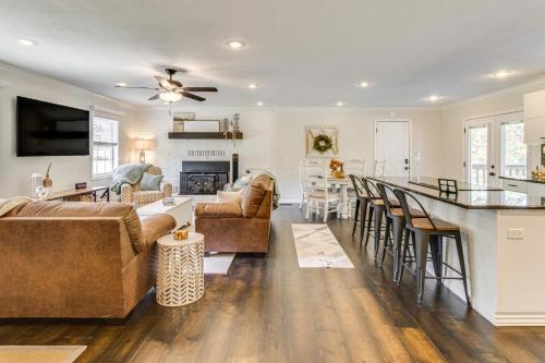 Mountain Home House | 3 Mi to Lake House with Fire Pit in Mountain Home!