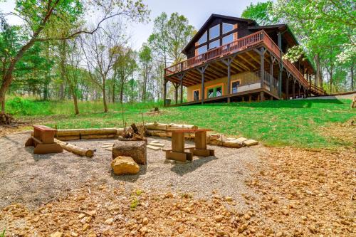 Byrdstown House | 3 Mi to Marina Cabin with Hot Tub in Byrdstown!