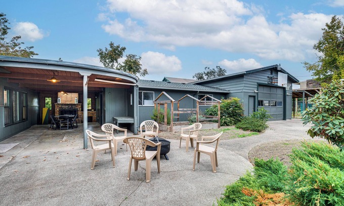Springfield House | < 3 Mi to UO Campus: Pet-Friendly Springfield Home
