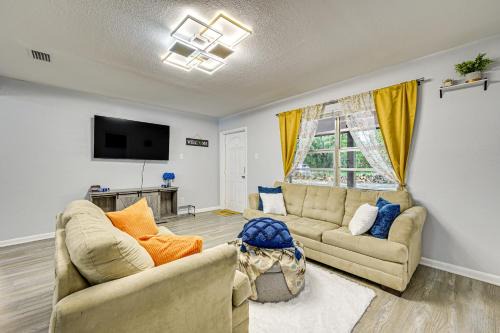 Bearss Plaza House | 3 Mi to USF Chic Home with Yard in Tampa!
