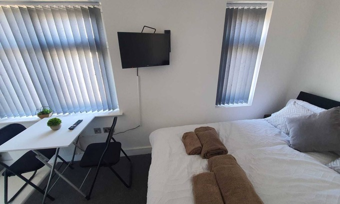 Yeading Apartment | 3 miles Ruislip - 1 mile Southall - 3 miles Northolt - B