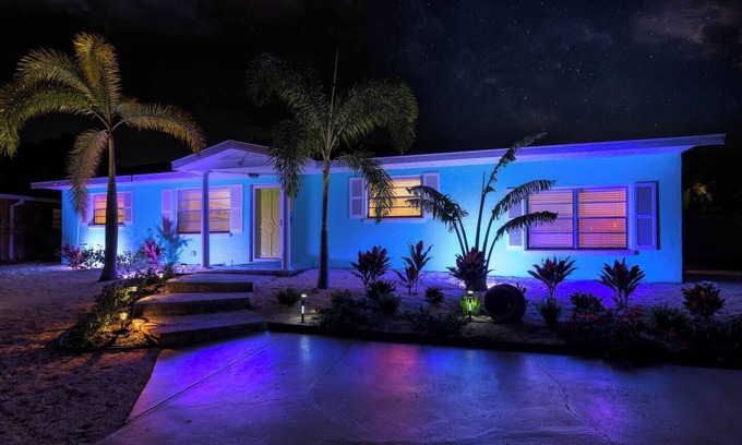Whitney Beach House | 3 miles to AMI beach, 3 bed 2 bath, 4 miles to IMG