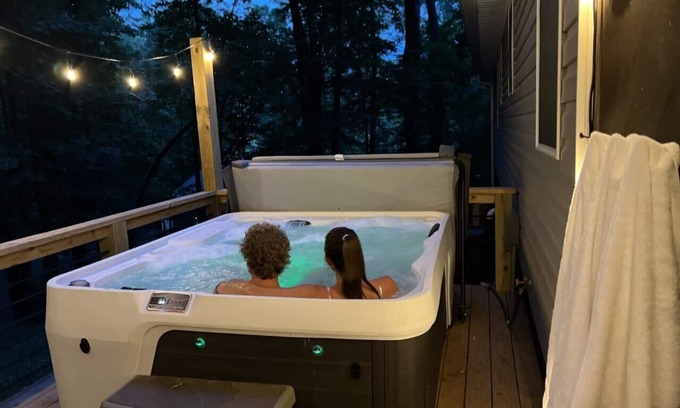 Ellijay Cabin | < 3 miles to Downtown, Hot tub and Firepit/Cabin