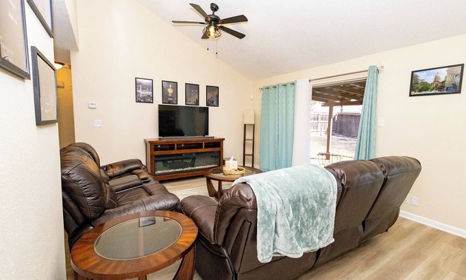 Oak Creek House | 3 Miles to SeaWorld in San Antonio with WiFi, game room