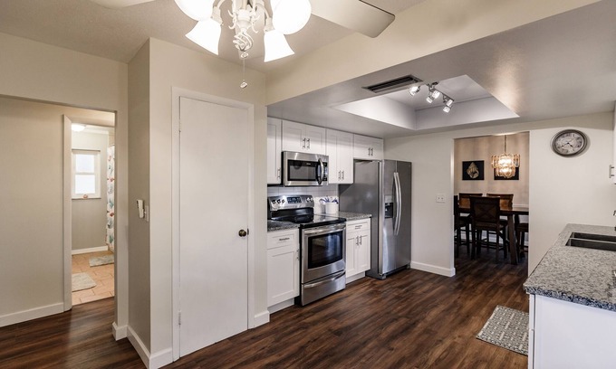 South Gate Ridge House | 3 Miles to the Beach, perfect for long stays!
