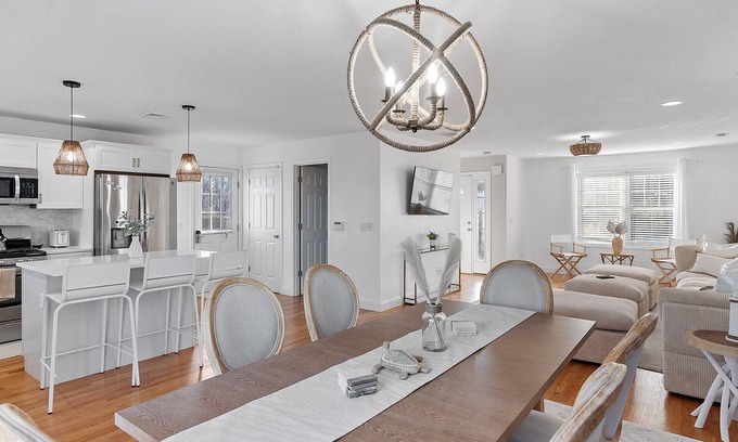 Newport East House | 3 Miles to the Beach, 3 Miles to Downtown Newport!