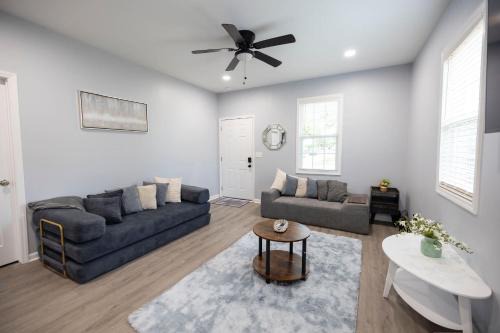 Burlington House | 3 Min to Downtown - 10 Min to Elon - Smart TVs