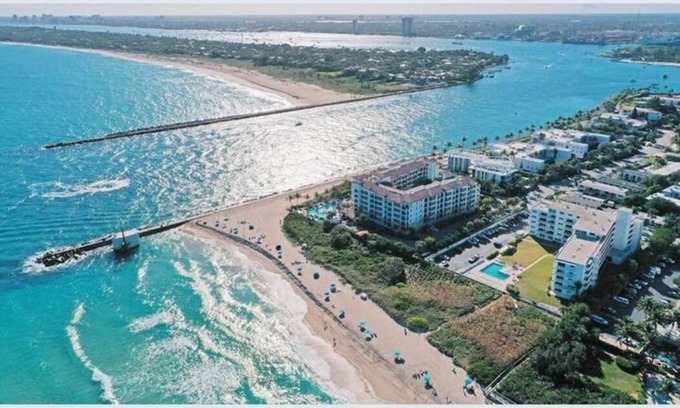 Southside House | ⛱3 min Walk to Beach - Open Bright Modern Townhome