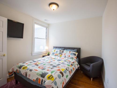 Petworth House | 3-min walk to PETWORTH METRO STATION ;10 mins to CONVENTION CENTER: PRIVATE COZY and QUIET BEDROOM and BATHROOM
