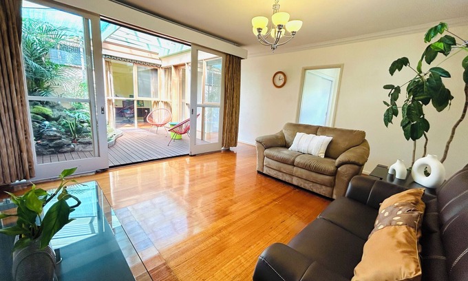 Mount Waverley House | 3 minutes walk to Train Station - Comfortable stay for 9