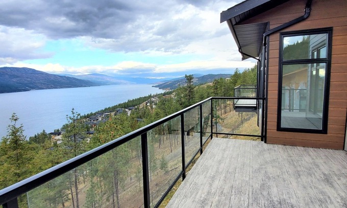 McKinley House | 3 Month Kelowna Okanagan Lakeview Three Bedroom Townhouse for Weekly Rental