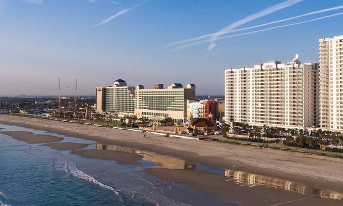 Seabreeze Historic District Condo | 3 NIGHTS at Daytona Beach during BIKE WEEK-end or SPRING BREAK, ON THE BEACH