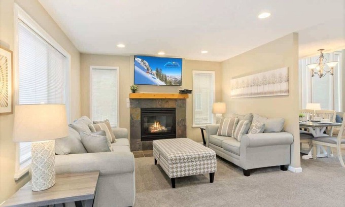 Midvale House | 3 Parkside Homes * 9 Bedrooms * Hot Tubs * Groups!