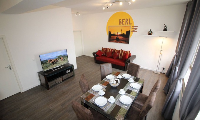 Tempelhof Apartment | 3 rooms, up to 8 persons, luxuriously furnished, "Iris3"