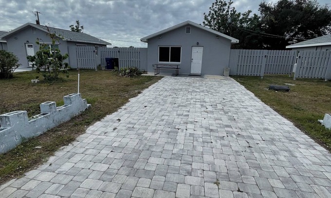 Warm Mineral Springs Cottage | #3 Small house walking distance to Warm Mineral Spring