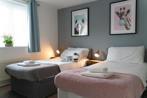 Corby Apartment | 3 Smart TVs, Sleeps 3, VAN PARKING, Fast WIFI