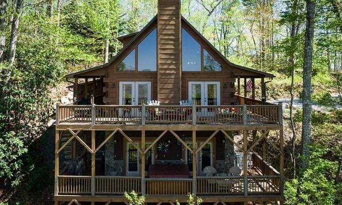 Topton Cabin | 3 Story Cozy Cabin in Nantahala with Beautiful Lake & Mtn View!