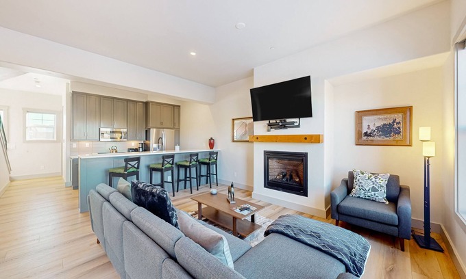 Grand Elk Ranch House | 3-story townhouse near downtown with fireplace, balcony, mountain views, patio