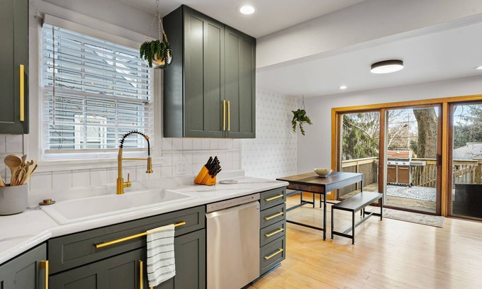 Madison House | 30+ Day - Close to Everything. Pet Friendly.
