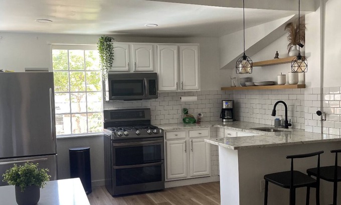 Elizabeth Apartment | 30 min driving to Manhattan nyc 5 min to train station