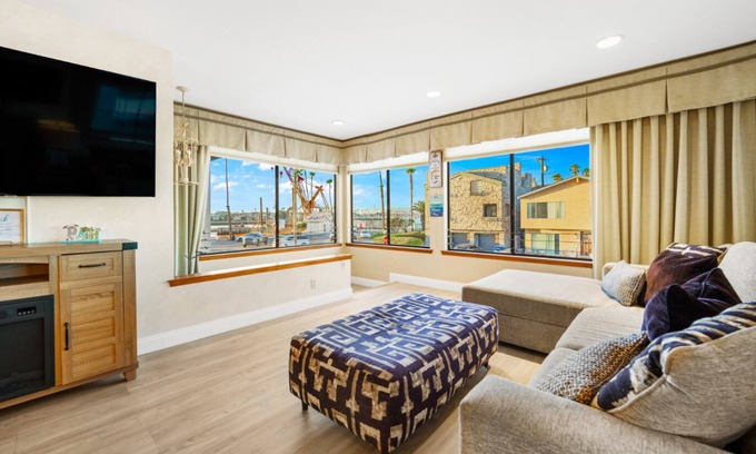 Hollywood House | 30+ Stay! 1 Home To Sand, Great Views W/Hot Tub