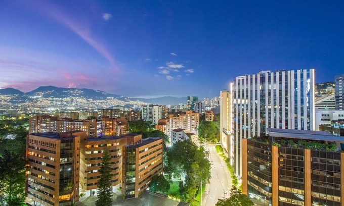 Patio Bonito Apartment | 300 Mbps WIFI+ 10min Lleras Park+ 24-7doorman +AC
