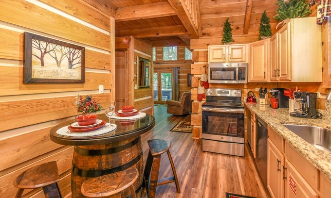 Gatlinburg - Pigeon Forge Cabin | 300MB WIFI, Pets Welcome, Hot Tub, Arcade, Fire Pit