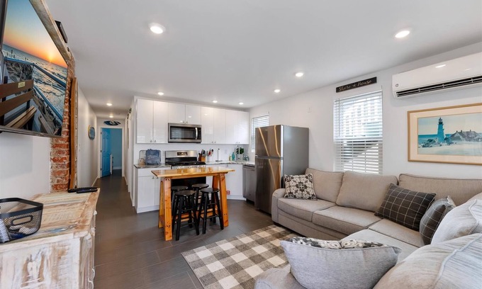 Wildwood Condo | 309 E Hildreth Ave, Unit 1