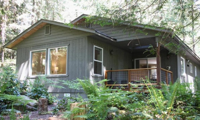 Warnick House | 30GS - BBQ - Hot Tub - Wi-Fi - Pets Okay - Sleeps 8 cabin