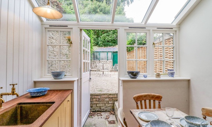 Charlbury Cottage | 31 MANOR ROAD, pet friendly, with open fire in Woodstock