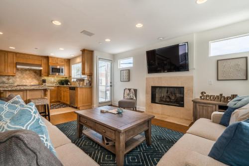 Corona del Mar House | 310 and a half Iris Ave