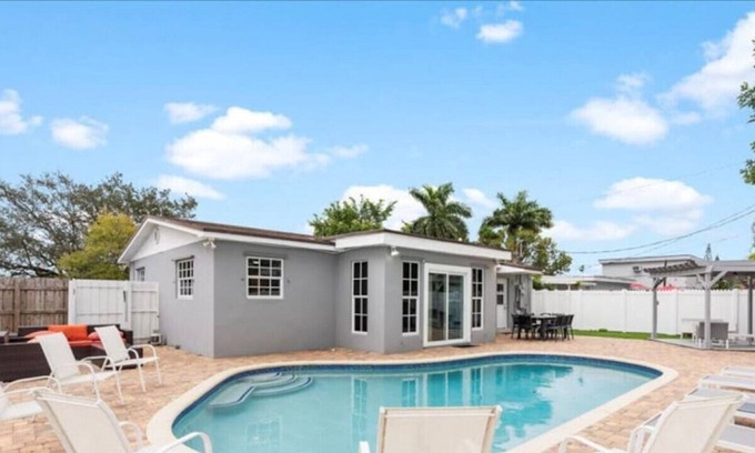 Boulevard Heights House | 310 · Modern 3/2 -HEATED POOL. GRILL. Big BACKYARD.