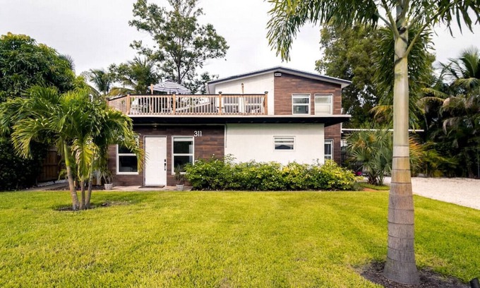 Delray Beach Apartment | 311 Upper · Upper Unit-NEW 2/1 Walk to EVERYTHING & Roof Deck!
