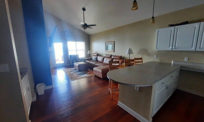 Delavan Lake Condo | 321 - Spacious 2 Bedroom Lake View Condo