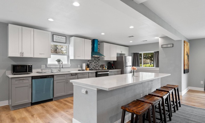 Southeast Houston House | 3300 SQ★Spacious Kitchen&2 Living rooms ★6Bed rooms with 12Beds★5 Big Screen TVs