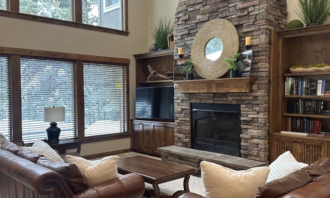 McCall Cabin | 3370 Sq Ft “Amazing” Cabin, 2 Master Suites, Gourmet kitchen, Close 2Town & lake