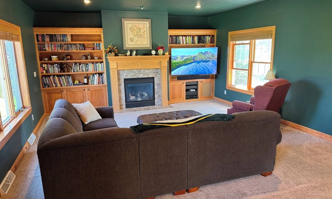 Ledgeview House | 3500 sq ft House in quiet neighborhood 15 minutes from Stadium District