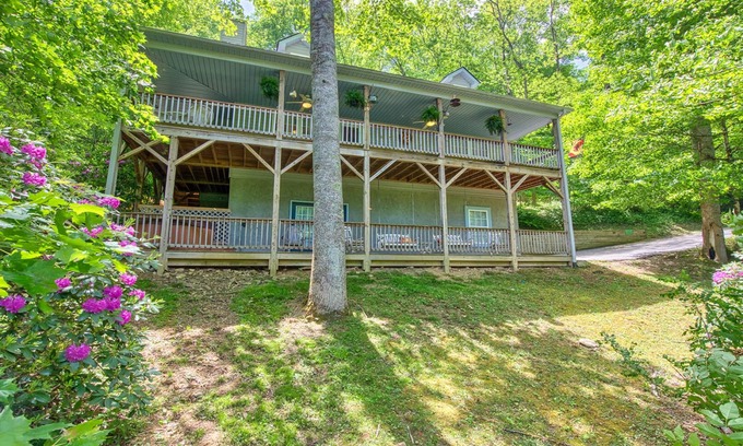 Waynesville House | 3600 Ft Hot Tub/Gameroom/3 bedroom/3.5 baths 3 story master on main floor/firepl