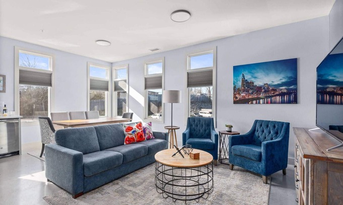 South Nashville Condo | 374 ~ Clean Condo w/Private Balcony in a Quiet Area & only 3 Miles to Broadway ~ Near GEODIS Park