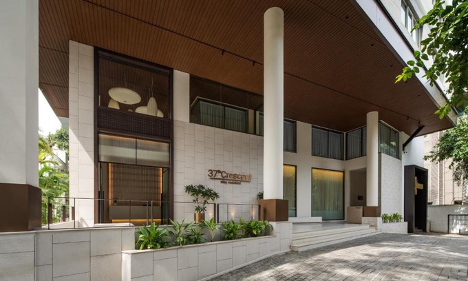 Gandhi Nagar Hotel | 37th Crescent Hotel Bengaluru
