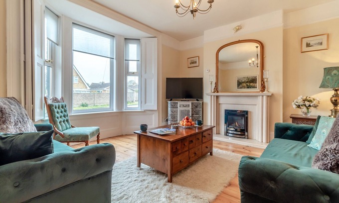 Halesworth House | 39 London Road - Four Bedroom House, Sleeps 7